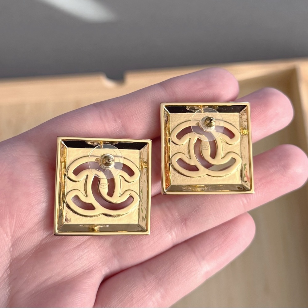 CHANEL Rare 2024 Classic Gold Oversized Square CC Logo Cutout Earrings - Picture 4 of 7